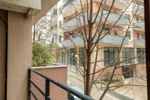 Tirent Apartment - Spacious 2-Bedroom Stay Near Liqeni i Thatë