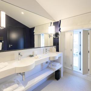 B&B / Chambres d'hotes Les Suites BB, Champagne Besserat de Bellefon : Chambre Quadruple avec Douche