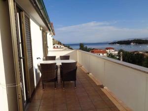 Two-Bedroom Apartment Lopar near Sea 2