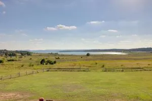 Canyon Lake Townhome with Balcony, Deck and Yard! - Каньон-Лейк