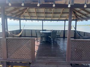 Bahía Caimán , Río dulce