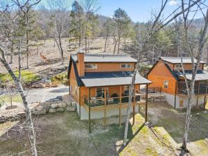 Cabin w Water View-Community Indoor Pool-Pvt Hot Tub-Free Local Attraction Tickets