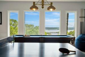 Best Lake Tablerock Views, Private Outdoor Pool, KaraokeGames-2 Kitchens! Secluded on a few acres!