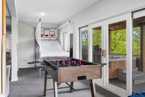 Best Lake Tablerock Views, Private Outdoor Pool, KaraokeGames-2 Kitchens! Secluded on a few acres!
