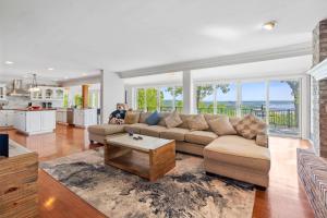 Best Lake Tablerock Views, Private Outdoor Pool, KaraokeGames-2 Kitchens! Secluded on a few acres!