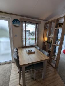 BEAUTIFULLY PRESENTED CARAVAN DOG FRIENDLY on AWARD WINNING SHOREFIELD COUNTRY PARK Entertainment passes and linen included
