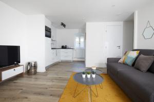 Bright 1 Bedroom Apt - Next to Public Transports - RN18-4