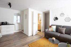 Bright 1 Bedroom Apt - Next to Public Transports - RN18-4