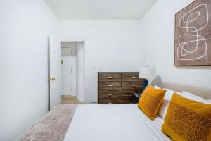 428-2W Newly Furnished 2BR Sleeps 5 Prime Location