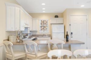 Spacious Condo w Peaceful Views-Lake Access-Free Tickets-Double Kitchens