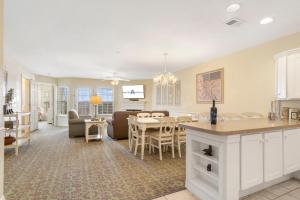 Spacious Condo w Peaceful Views-Lake Access-Free Tickets-Double Kitchens