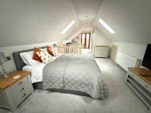 32 Cherry-Lodge-Tranquil-Hot Tub-Fishing Lake-7m to beach