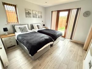 32 Cherry-Lodge-Tranquil-Hot Tub-Fishing Lake-7m to beach