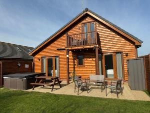 32 Cherry-Lodge-Tranquil-Hot Tub-Fishing Lake-7m to beach