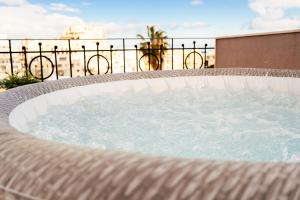 LA88 Bayview Penthouse with Jacuzzi