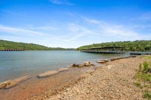 Large 2 Bed Condo w Beautiful Deck Views-Free Attraction Tickets-Table Rock Lake Access