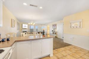 Large 2 Bed Condo w Beautiful Deck Views-Free Attraction Tickets-Table Rock Lake Access