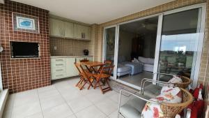 Costa Azure, 3 Dormitórios com 2 Banheiros, Vista ao Mar, Churrrasqueira na Varanda e Piscina Aquecida