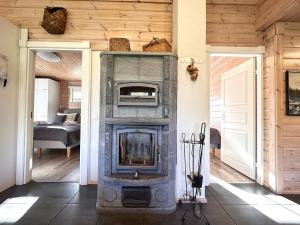 Private lakeside cabin Metsola