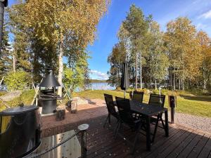 Private lakeside cabin Metsola