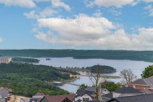 Putting Green-Table Rock Lake View-$400 of Free Tickets-Super Location-Hot Tub!