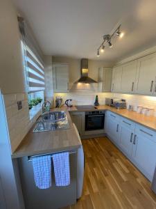 2 bedroom house near centre and private parking