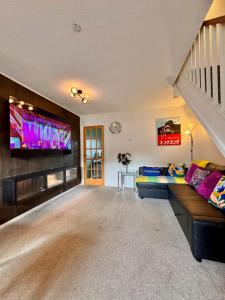 2 bedroom house near centre and private parking