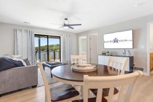 Table Rock Shoreline Steps Away, Newly Renovated Condo, $400 of Daily Free Tickets