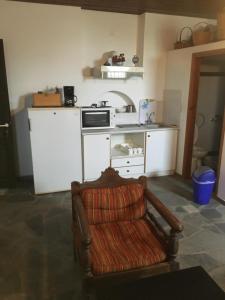 Budget accommodation in a semi-basement studio - Possidonia