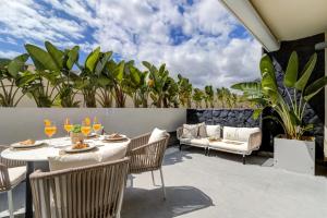 SEA VIEW I POOL I PRIVATE GARAGE I WI-FI I WINE l COFFEE