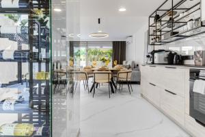 SEA VIEW I POOL I PRIVATE GARAGE I WI-FI I WINE l COFFEE