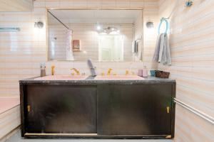 Canto-Home Alongside The Acropolis