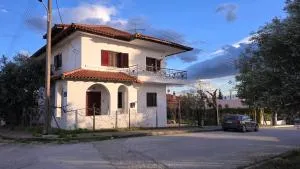 Family-friendly apartment in a village house 25 km and 30 mins away from Thessaloniki - 詹尼察