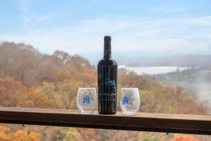 Townhouse w Tree Top & Lake Views-Billiards-Air Hockey-Free Tix-Pvt Hot Tub-Basketball-Garage