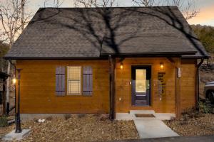 Firepit-Pvt Hot Tub-Cozy Retreat-Free Attraction Tickets-Cmty Indoor Pool