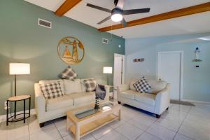 Coastal Retreat with Grill 4 Mi to Dtwn Cape Coral!