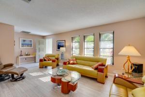 Coastal Retreat with Grill 4 Mi to Dtwn Cape Coral!