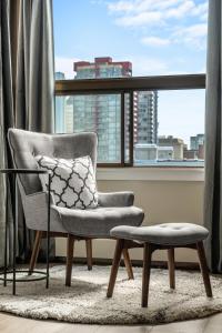 Contemporary, cozy & easy to Rocky Mountains from Calgary !
