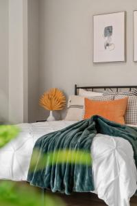 Contemporary, cozy & easy to Rocky Mountains from Calgary !