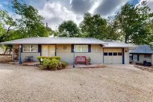 Hill Country Retreat - 1BR Cabin w Nature Views - Ingram