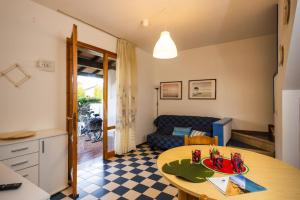 Cozy townhouse for families with pool and garden