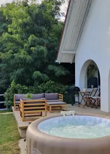 Luxury Vineyard Retreat with Private Jacuzzi - Csebény