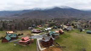 Brand new gorgeous 5BR cabin with mtn views, game room, hot tub, movie theater!