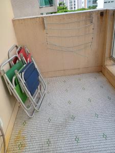 Apto com Ar condicionado e wifi a 50m da praia pitangueiras e prox a shopping e com direito a guarda sol e cadeira de praia