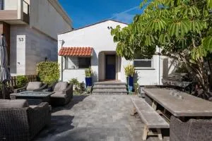 Beachside Bungalow 5 Minute Walk from the Shore - 贺茂沙海滩