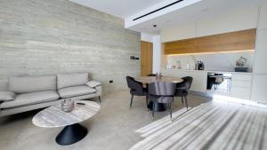Malberry Park 303 - Modern 2bedroom Apt with Shared Heated Pool, Sauna, Gym, Jacuzzi