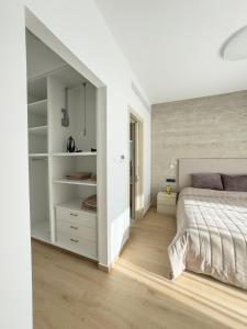 Malberry Park 303 - Modern 2bedroom Apt with Shared Heated Pool, Sauna, Gym, Jacuzzi