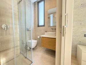 Malberry Park 303 - Modern 2bedroom Apt with Shared Heated Pool, Sauna, Gym, Jacuzzi