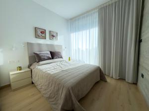 Malberry Park 303 - Modern 2bedroom Apt with Shared Heated Pool, Sauna, Gym, Jacuzzi