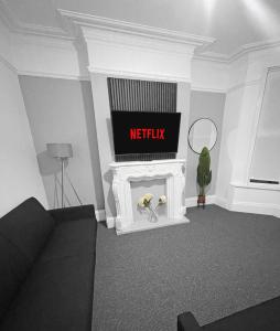 Spacious 4 Bedroom With Free Parking, Games & Fast WiFi - Near MKM Stadium, Royal Infirmary Hospital -Sleeps 8 Ideal for Contractors, Families & Workers